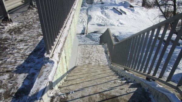 Почти 130 нарушений зимней уборки ликвидировали на железнодорожных переходах и лестницах в Подмосковье