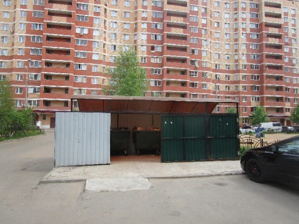 Начали реконструировать контейнерные площадки для мусора в поселке Дубровицы Подольска