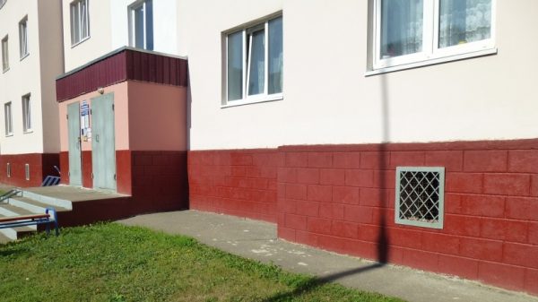 УК в Пушкинском районе отремонтировала цоколи двух домов после проверки Госжилинспекции