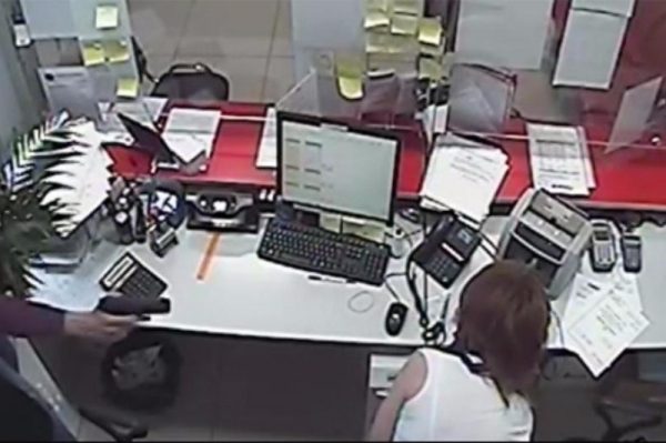 Вор-«джентельмен» ограбил банк в Чеховском районе, прикрывшись букетом цветов