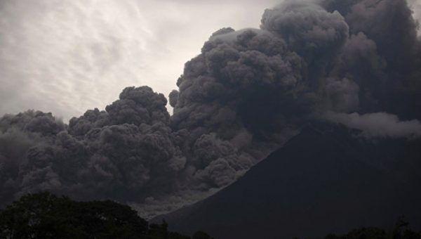 Жители начали эвакуироваться из района извержения вулкана в Гватемале