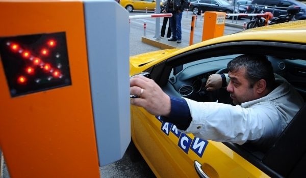 Таксисты должны иметь российские права