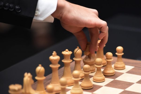 Корона не жмет: главное о сегодняшней супербитве за звание чемпиона мира по шахматам