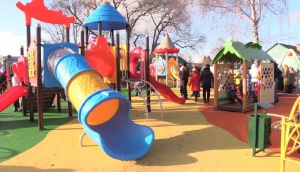 Детский городок оборудовали в парке Серпухова