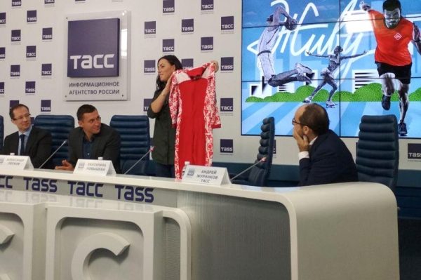 Екатерина Лобышева пожертвовала свой олимпийский комбинезон нуждающемуся спортсмену