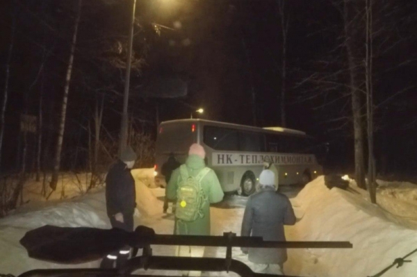 Джиперы вытащили в Химках автобус, в котором замерзали люди