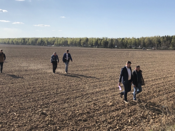 Андрей Разин ознакомился с проведением сева кукурузы в племенном хозяйстве «Наро-Осановский»