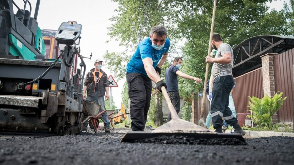 В Алабушево завершают работы по асфальтированию дороги площадь более 2,5 тысяч кв. метров