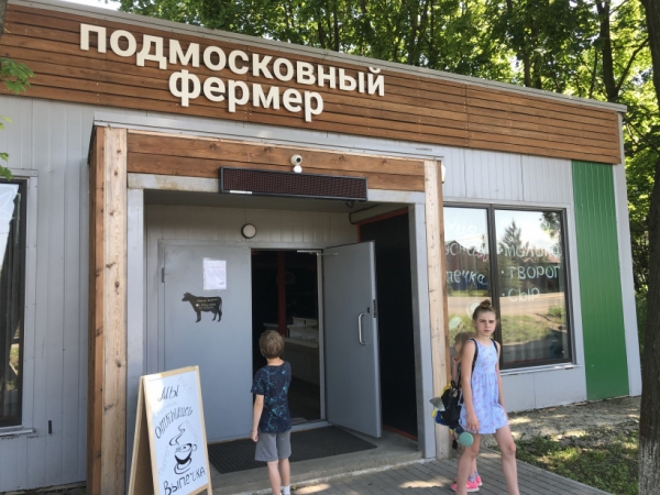 Андрей Разин проверил соблюдение требований санитарных правил в ряде продуктовых и фермерских магазинов в Серпухове