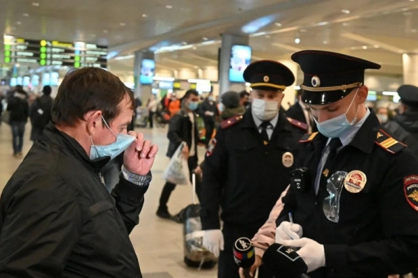 В аэропорту Домодедово оштрафовали 6 пассажиров за отсутствие масок