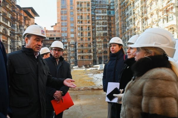 Губернатор проверил работу по завершению строительства проблемных объектов в Одинцове