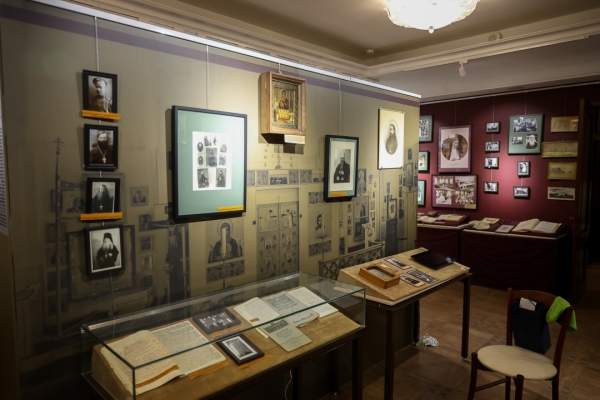 Андрей Воробьев открыл выставку «Врачеватели душ и телес» в музее центра «Усово-Спасское»