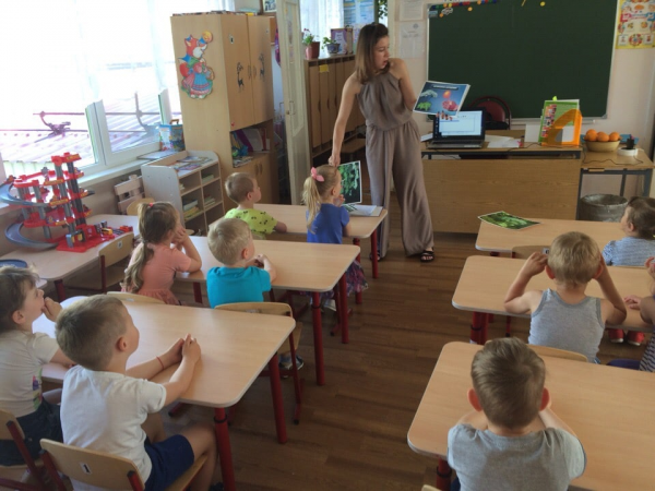Учащиеся 200 школ и детских садов Подмосковья посетили занятия по безопасности при обращении с борщевиком