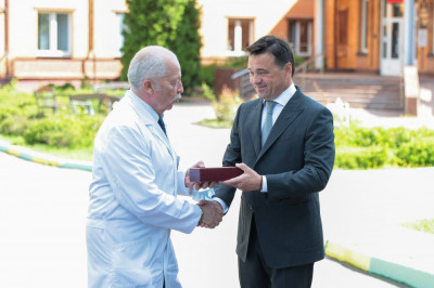 Андрей Воробьев и Лео Бокерия поздравили сотрудников больницы в Перхушкове с юбилеем учреждения