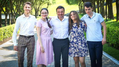 Андрей Воробьев поздравил выпускников школ, набравших по 300 баллов на ЕГЭ