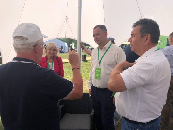 Сергей Воскресенский посетил опытные поля с сельхозкультурами на  Дне поля в  Свердловской области
