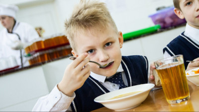 Губернатор рассказал о контроле качества питания в школах
