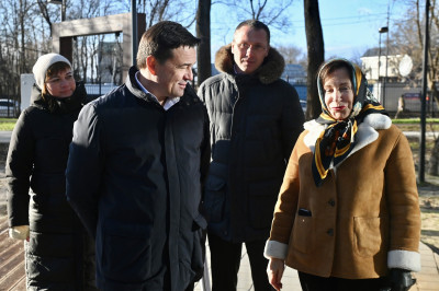 Андрей Воробьев проверил благоустройство главного городского парка в Серпухове