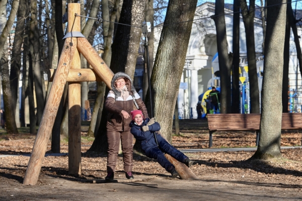 Андрей Воробьев проверил благоустройство главного городского парка в Серпухове