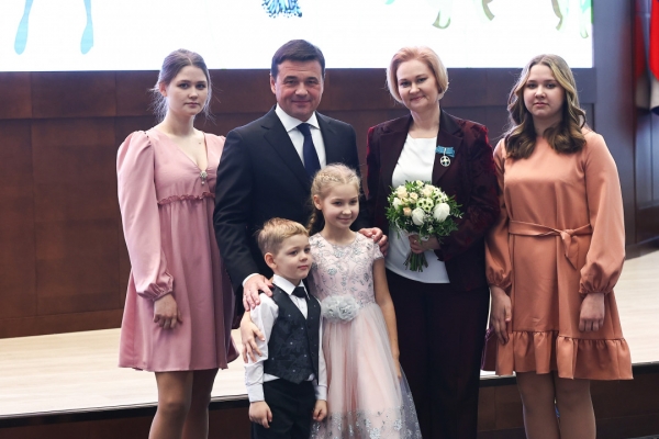 Андрей Воробьев поздравил жительниц Подмосковья с наступающим Днем матери