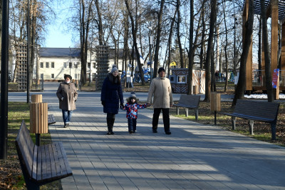 Андрей Воробьев проверил благоустройство главного городского парка в Серпухове