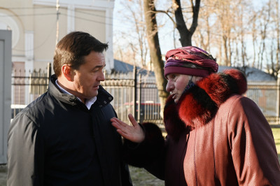 Андрей Воробьев проверил благоустройство главного городского парка в Серпухове