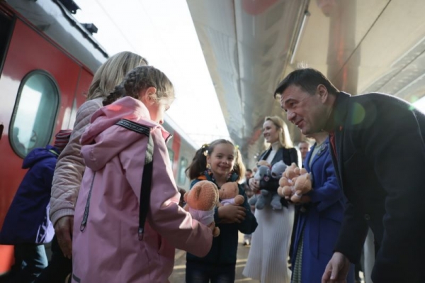 Губернатор Подмосковья встретил детей-сирот из Донбасса