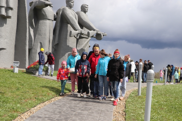 Четыре девочки-сироты из Донбасса впервые отпраздновали День Победы, попав в приемную семью в Подмосковье