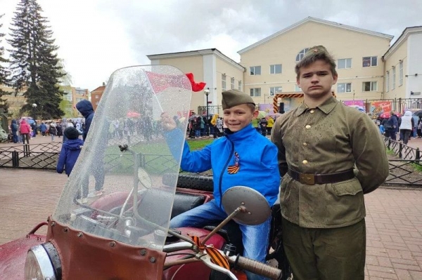 "Флаг Родины моей": десятилетний Данила из Донбасса впервые прошел в Бессмертном полку и прочел патриотическое стихотворение