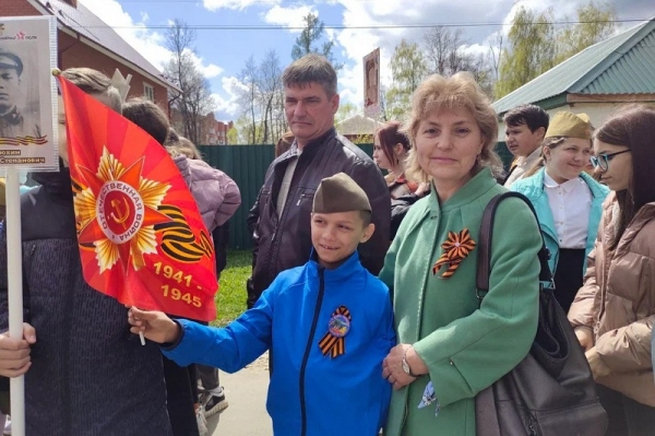 "Флаг Родины моей": десятилетний Данила из Донбасса впервые прошел в Бессмертном полку и прочел патриотическое стихотворение