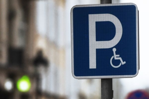 Подмосковным инвалидам напомнили о праве на бесплатную парковку