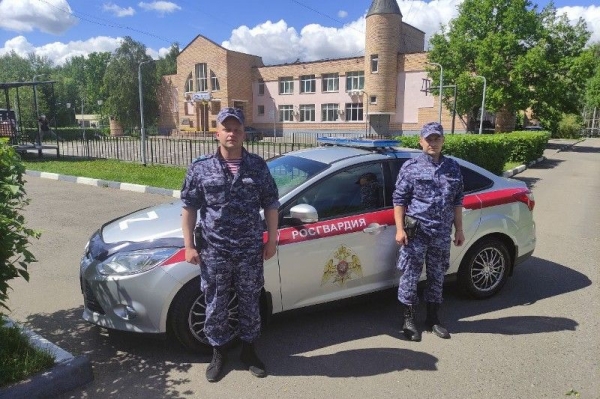 Росгвардейцы оказали помощь пострадавшей в ДТП девушке в Подмосковье