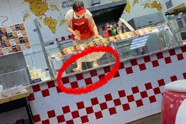 Работницу пиццерии, вставшую голыми ногами на прилавок, засняли в Жуковском