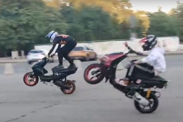 Скутеристы показали трюки на городской парковке в Жуковском