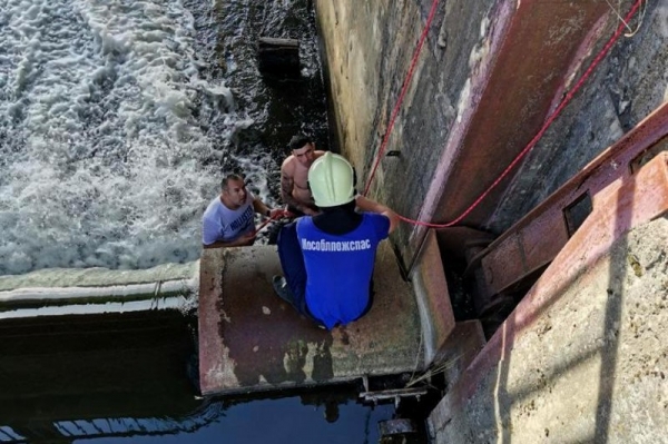 Работники ГКУ МО «Мособлпожспас» спасли двух рыбаков, застрявших на Караваевской плотине