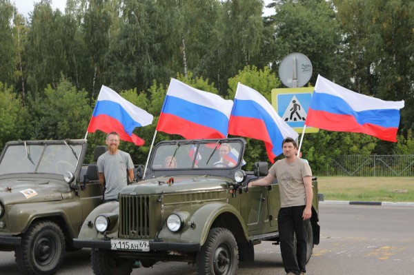 Жители Балашихи отметили День флага России автопробегом