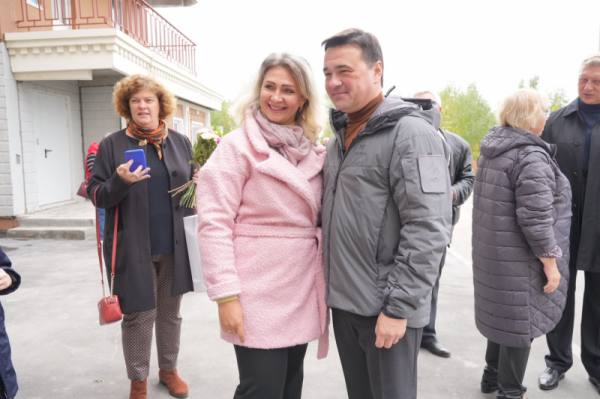 Губернатор в Звенигороде поздравил переселенцев из аварийного жилья с получением ключей от новых квартир
