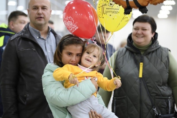 При содействии детского омбудсмена РФ 125 сирот из ДНР устраиваются в российские семьи