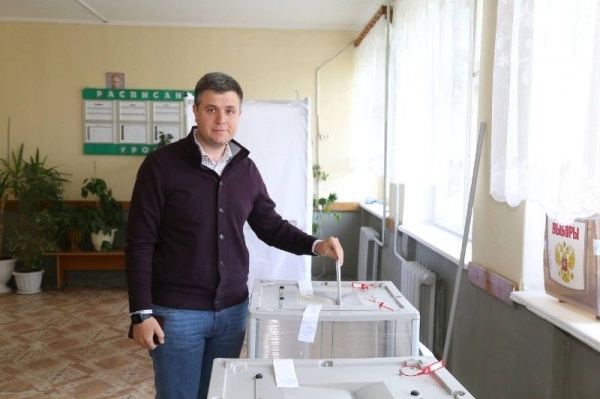 Депутат Госдумы Александр Толмачев проголосовал на выборах в Луховицах