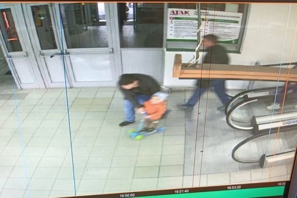 Наглый вор с ребенком укатил чужой самокат из супермаркета в Балашихе