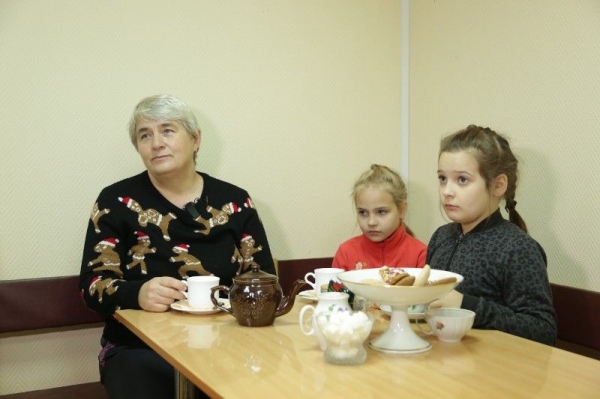 Пенсионерка из Горловки не скрывает слез после голосования на референдуме
