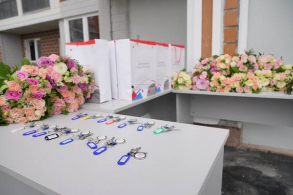 Губернатор в Звенигороде поздравил переселенцев из аварийного жилья с получением ключей от новых квартир