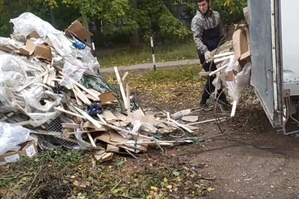 Неизвестные завалили строительным мусором контейнерные площадки в Пушкино