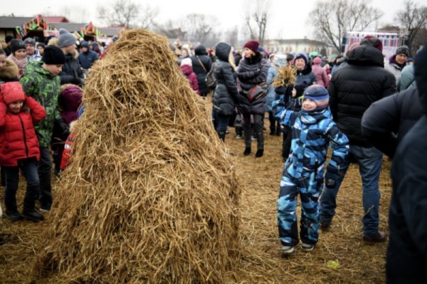 Во Владимирской области пропавший ребенок спал в стоге сена, пока его искала полиция