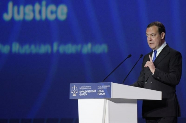 Медведев назвал Столтенберга циничным мальчиком из-за позиции по Украине