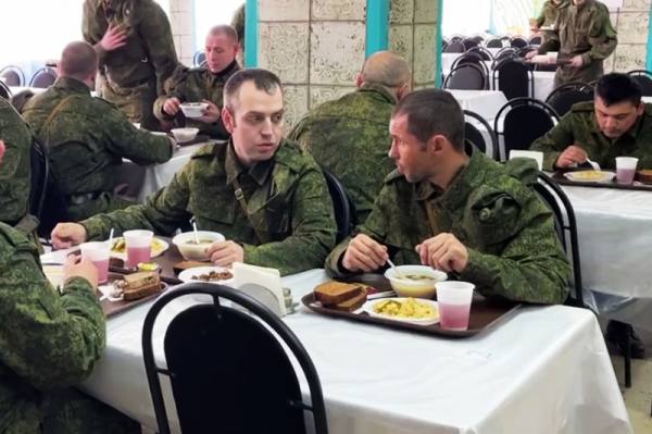 Наши корреспонденты проверили, в каких условиях проживают и чем питаются бойцы в мобилизационных пунктах 