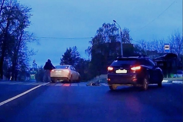 Автомобилисты спасли девушку, которая рухнула от приступа эпилепсии на дороге в Дмитрове
