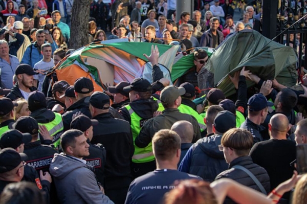 Молдавские полицейские жестко задерживают участников антиправительственных протестов в Кишиневе