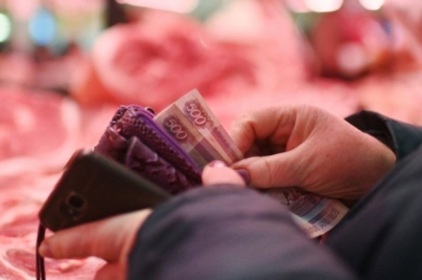 В Брянской области пенсионерка украла кошелек, чтобы расплатиться с долгами в магазинах