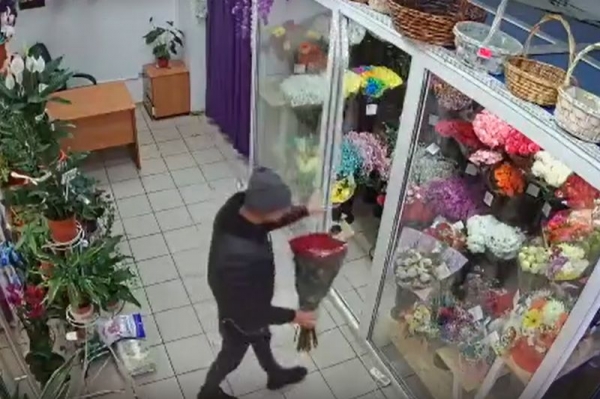 Романтик украл цветы из магазина в Дмитрове